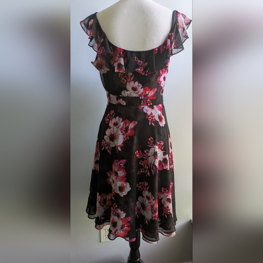 EUC....White House Black Market Floral Chiffon Ruffle Fit & Flare Dress Size 2 - Picture 3 of 12